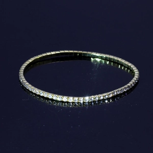 Vue détaillée d'une délicate chevillère tennis dorée ornée de cristaux de diamant brillants