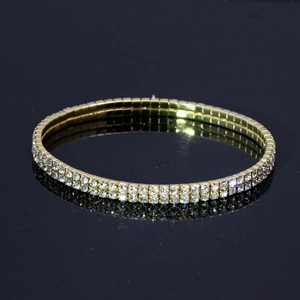 Détail d'un bracelet tennis étincelant à deux rangées de cristaux et fini doré