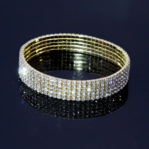 Vue macro d'une chevillère dorée à 4 rangées de strass avec détails en cristal