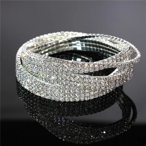 Vue macro de bracelets de cheville en cristal élastique argenté à plusieurs rangées scintillantes