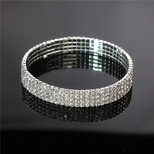 Détail d'un bracelet de cheville élastique argenté avec quatre rangées de strass