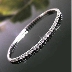 Détail d'une chevillère en argent étincelante avec une rangée de strass brillants
