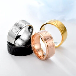 Makro-Detail von DAD-Ringen aus Edelstahl in Silber, Schwarz, Gold und Roségold