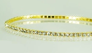 Vue détaillée du bracelet de cheville tennis doré serti de strass brillants et extensibles