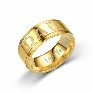 Makroaufnahme des goldenen DAD-Rings mit der Love You Dad Gravur auf der Innenseite