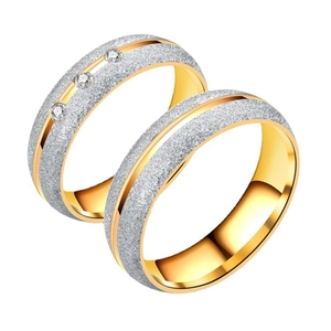 Zweifarbige Paarringe aus Edelstahl in Gold und Silber mit Sternenstruktur und Diamanten