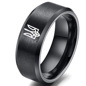 Schwarzer Edelstahlring mit Dreizack-Emblem und gebürsteter Oberfläche