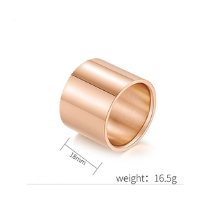 Details des 18 mm breiten roségoldenen Titanrings mit polierter Oberfläche und Bürstentextur