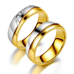 Makroaufnahme von zweifarbigen Gold- und Silber-Paarringen mit Zirkonia-Steinen und Politur