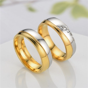 Nahaufnahme von zweifarbigen Partnerringen mit Mikrokristallen und poliertem Edelstahl-Finish
