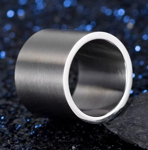 Makroaufnahme des 18 mm breiten Titanstahlrings mit gebürsteter Oberfläche und Politur
