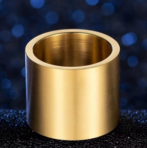 Detail eines 18 mm breiten goldenen Titanrings mit einer gebürsteten matten Metalloberfläche