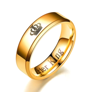 Anello corona d'oro lucido per coppie con incisione Her King su sfondo bianco