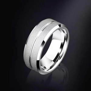 Anello in acciaio inossidabile spazzolato con scanalatura centrale lucida e fascia interna