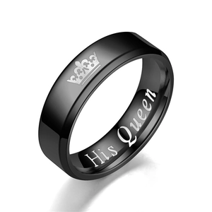 Anello di coppia His Queen in acciaio inossidabile nero con incisione corona su sfondo bianco