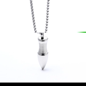 Collier pendentif balle en acier titane pour homme avec finition argent brossé