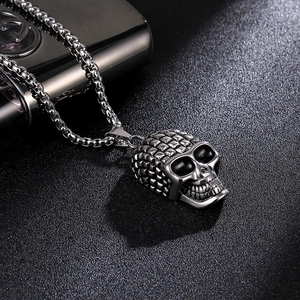 Collar con colgante de calavera gótica vintage de acero inoxidable con acabado plateado