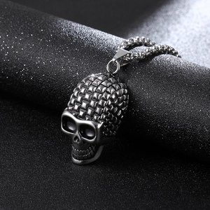 Collar de calavera gótica vintage en acero inoxidable negro mate para Halloween