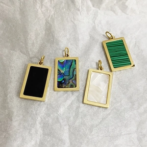 Colgantes rectangulares de acero chapado en oro con incrustaciones de nácar y piedras