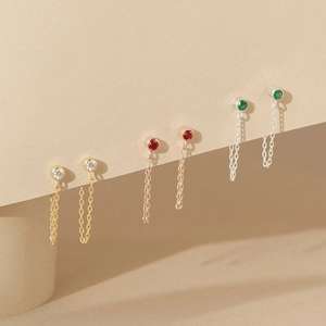 Tre paia di orecchini a nappa con strass colorati in finiture oro e argento lucido