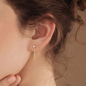 Eleganti orecchini a frangia d'oro per donna con borchie in cristallo e nappe pendenti