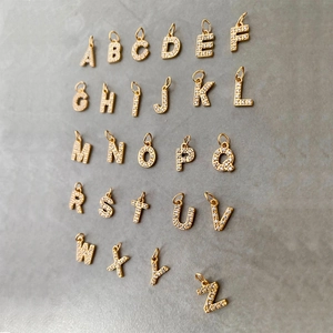 Vue macro de 26 lettres en acier doré avec cristaux de zircone cubique micro-pavés