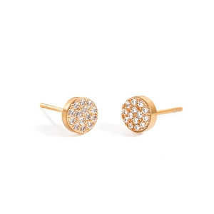 Gros plan de boucles d'oreilles dorées avec pavé de cristaux ronds étincelants