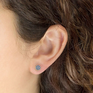 Minimalistische vergoldete Edelstahl-Ohrstecker rund mit blauen Strasssteinen besetzt