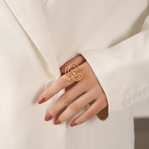 Bague camélia ajourée plaquée or 18 carats avec zircon portée par le mannequin