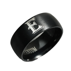 Anillo de titanio negro cepillado para hombre con letra E grabada y banda de 8mm