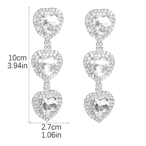 Lussuosi orecchini pendenti a forma di cuore in argento con cristalli lucidi