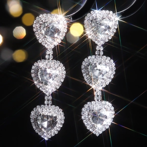 Lussuosi orecchini a cuore in argento con cristalli scintillanti ed effetto stella