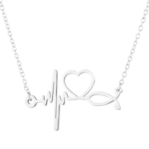 Détail macro du collier stéthoscope en argent avec pendentif cœur et ligne EKG