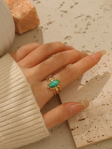 Dettaglio anello in acciaio placcato oro 18k con pietra turchese e design stile vintage