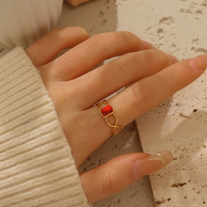 Anello elegante in acciaio inossidabile placcato oro 18k con gemma rossa e design a onda