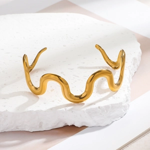Polierter 18k Gold Wellenarmreif aus Edelstahl mit minimalistischem, flüssigem Design