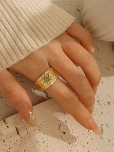 Dettaglio macro dell'anello in acciaio inossidabile placcato oro 18k con pietra verde