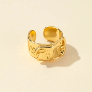 Bague ouverte dorée irrégulière avec boucle de ceinture et gravure de lettres