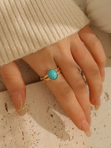 Dettaglio anello vintage in oro 18k con turchese ovale e fascia finemente lavorata