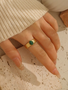 Dettaglio dell'anello a tre strati in acciaio placcato oro 18k con pietra malachite