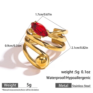 Détail de la bague en acier inoxydable plaqué or 18k avec pierre rouge et spirale