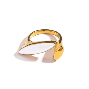 Moderne 18k vergulde roestvrijstalen open ring met wit geëmailleerd wikkelontwerp