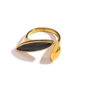 Asymmetrische 18k vergulde roestvrijstalen open ring met zwarte emaille decoratie
