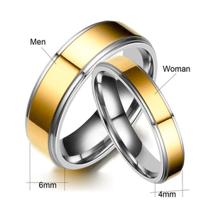Detalle de los anillos de pareja de acero inoxidable bicolor oro y plata 6mm y 4mm