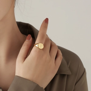 Bague chevalière dorée ajustable avec relief de serpent minimaliste, finition polie miroir