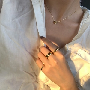 Elegante set di anelli sottili placcati oro 18K e collana con ciondolo a fiore