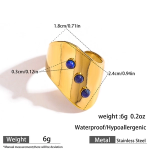 Detailansicht wasserfester goldener Edelstahlring mit drei blauen Natursteinen