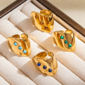 Set aus 18K vergoldeten Edelstahlringen mit bunten Natursteinen im modernen Design