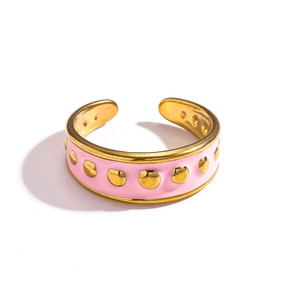 Détails de la bague en C plaquée or 18 carats avec émail rose et texture pointillée