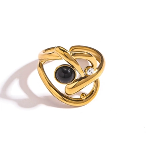 Dettaglio anello in oro 18k con pietra nera e design irregolare a linee ondulate